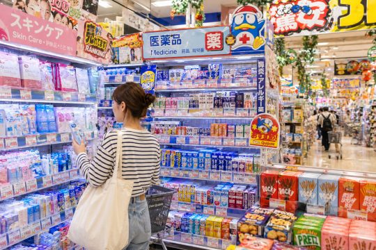 일본 돈키호테 추천템을 매장에서 비교하는 여행 쇼핑 이미지