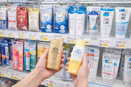 일본 화장품 추천 리스트를 보며 드럭스토어 인기 제품을 비교하는 이미지