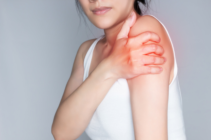 전신 감염 초기 신호로 발열, 체온 저하, 심한 오한, 빠른 심박, 빠른 호흡, 무기력감, 의식 변화가 나타날 수 있음을 설명하는 이미지
