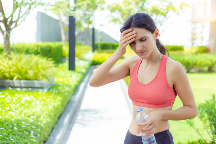 간질 발작이 멍함, 한쪽 떨림, 이상한 냄새, 말이 안 나옴, 의식 소실, 수면 중 이상 행동으로 나타날 수 있음을 설명하는 이미지