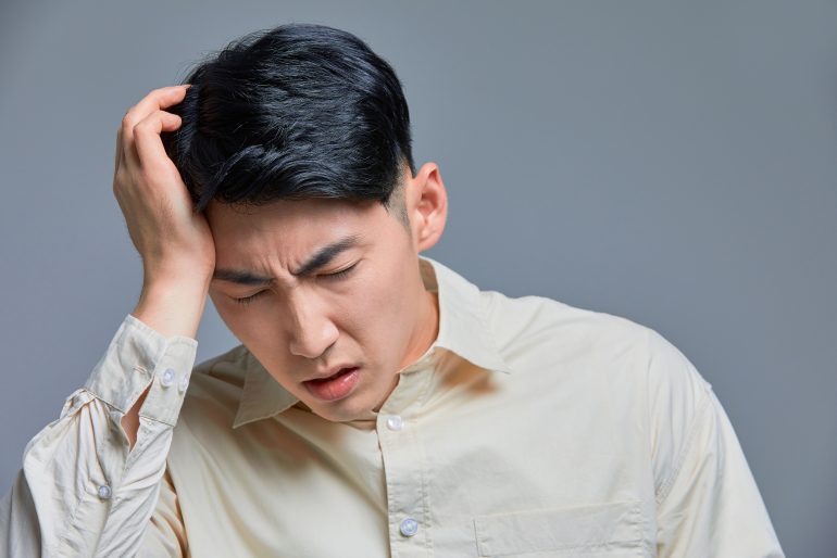 갑상선 치료제를 검사 없이 임의로 시작하거나 중단할 경우 호르몬 과다 또는 부족, 흡수 문제, 간 손상과 혈액 이상 위험이 생길 수 있음을 설명하는 이미지