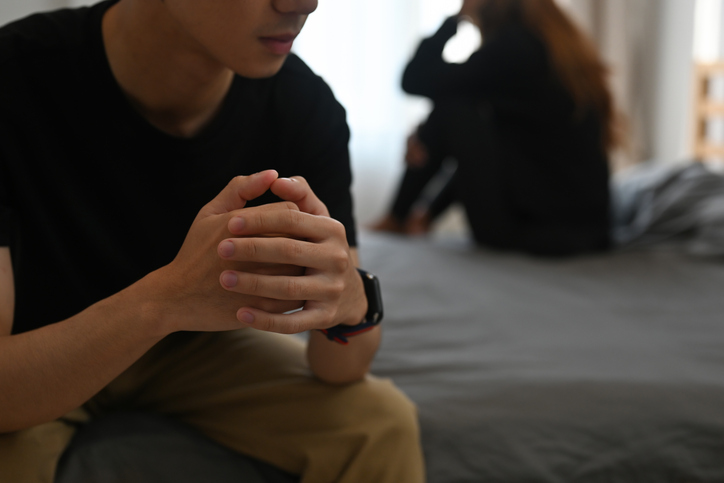 남성호르몬 저하로 고민하고 있는 남성의 이미지