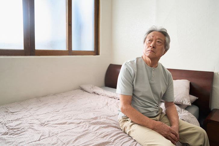 불면증 의심 시 시작 시점, 수면 패턴, 낮 생활 영향, 코골이, 다리 불편감, 복용약, 음주와 카페인을 확인하는 이미지