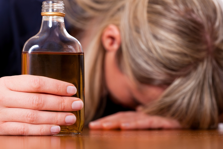 퇴근 후 한두 잔으로 시작한 음주가 반복되며 술을 줄이기 어려워지는 알코올 의존증 초기 상황을 설명하는 이미지