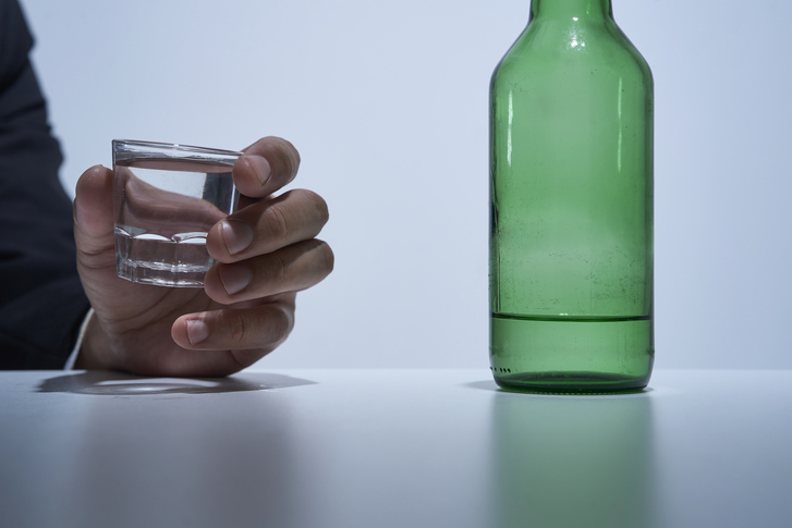 알코올 의존증 초기 신호로 음주 조절 실패, 혼술 증가, 술 생각, 금단 증상, 기억 공백이 나타나는 이미지