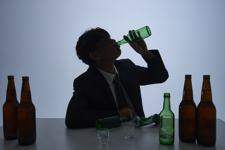 알코올 의존증이 간 질환, 위장 문제, 췌장염, 기억력 저하, 정신 건강 문제, 사고 위험으로 이어질 수 있음을 설명하는 이미지