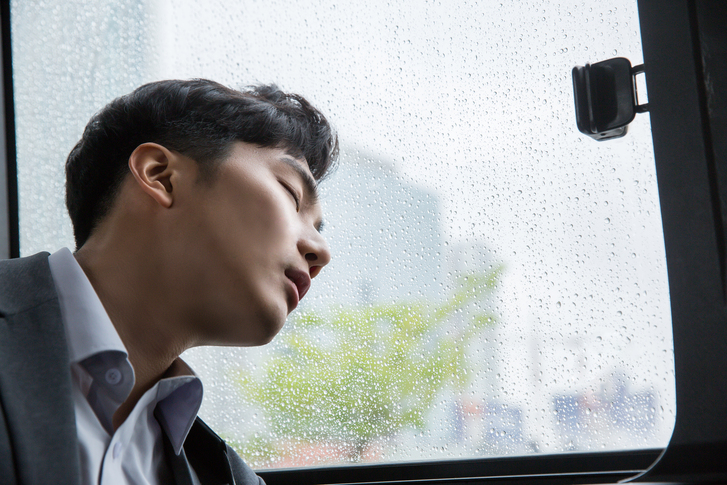 테스토스테론 크림·겔과 경구용 테스토스테론 운데카노에이트의 사용 방식과 남성호르몬 보충 치료 차이를 설명하는 이미지